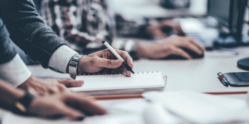 Wie hängen mediales Umfeld und Werbewirkung im B2B zusammen?